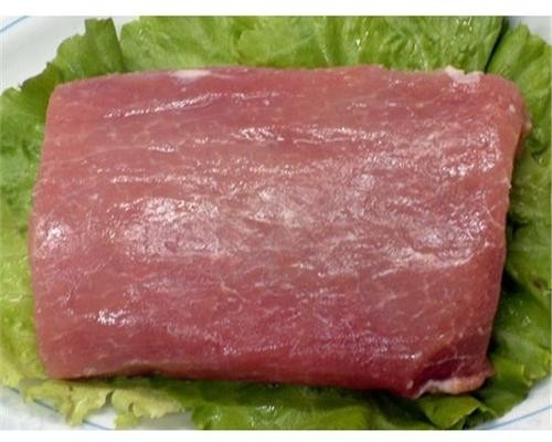 毛豆炒肉丝,首先准备需要的食材:新鲜的猪<a style='color:red;display:inline-block;' href='/shicai/ 435'>里脊</a>肉!