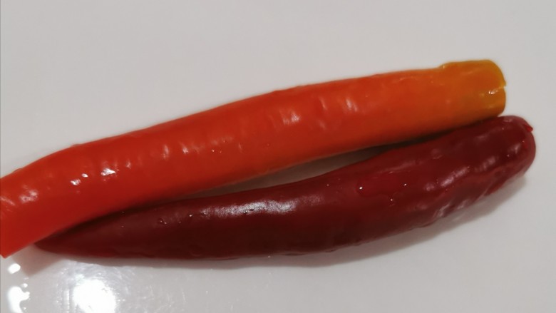 毛豆炒肉丝,两个洗干净的<a style='color:red;display:inline-block;' href='/shicai/ 86663'>红辣椒</a>,不喜欢吃辣的朋友可以不放或者选用不辣的辣椒,红色主要是颜色的搭配,让菜品看起来更有食欲!