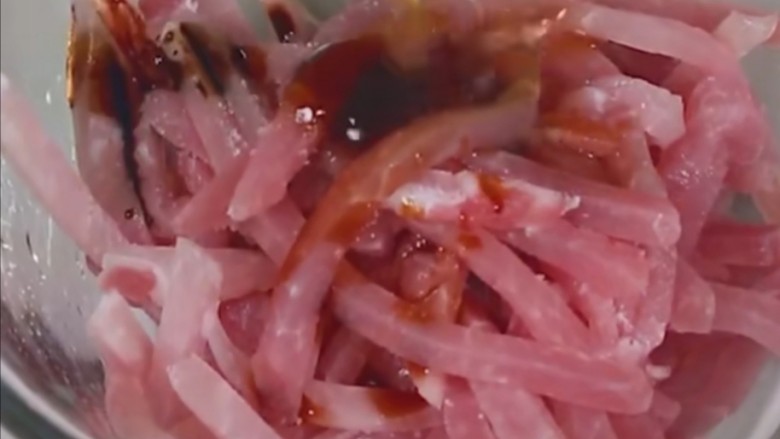 毛豆炒肉丝,肉丝切好以后接着将肉丝码味:放入适量的生抽、蚝油、盐、料酒、搅拌均匀之后加入适量的干淀粉再次搅拌均匀之后备用!