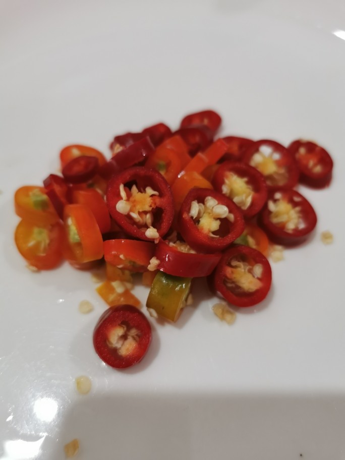 毛豆炒肉丝,红辣椒切成如图所示的小圈,也可以切成颗粒状,放入碗中备用!