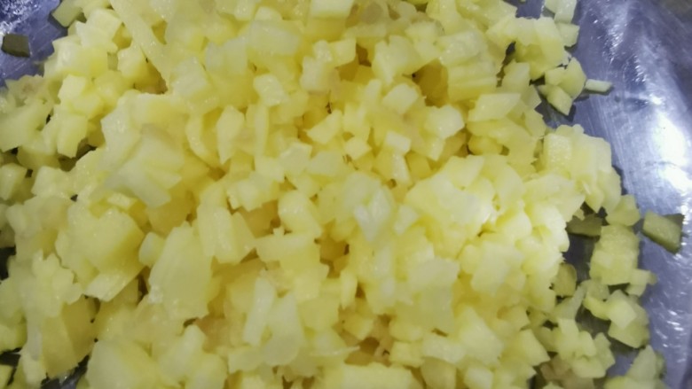 毛豆炒肉丝,生姜切成如图所示姜末,放入碗中备用!