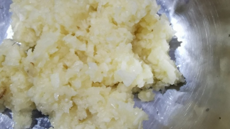 毛豆炒肉丝,大蒜头剁成蒜泥,放入碗中备用!