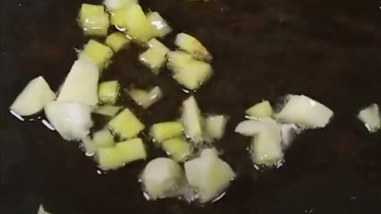 毛豆炒肉丝,起锅烧油,放入适量食用油,放入适量的姜蒜末炒香!
