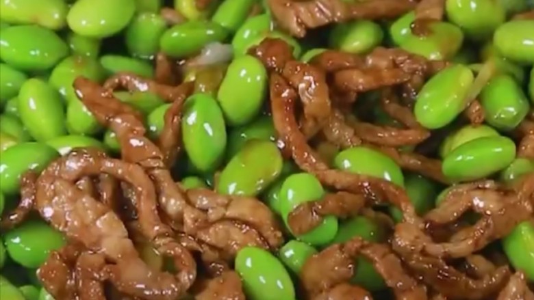 毛豆炒肉丝,倒入肉丝继续翻炒均匀之后即可开始调味,放入适量的生抽、蚝油、鸡精、味精、
