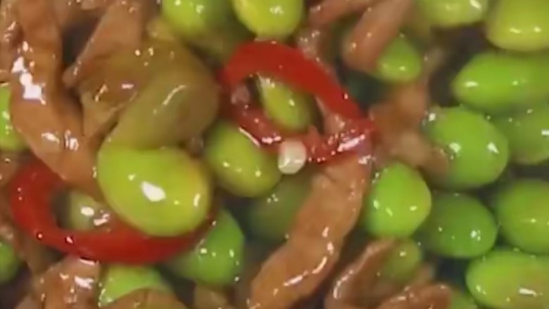 毛豆炒肉丝,将炒好的菜品放入准备好的盘中即可,一道美味的家常小炒毛豆炒肉丝就制作完成,可以享用美味了!