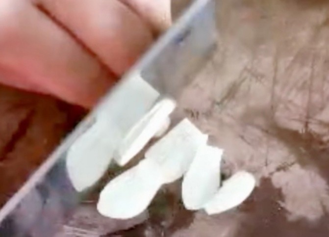 红烧鱼块,大蒜头切成蒜片,放入碗中备用!