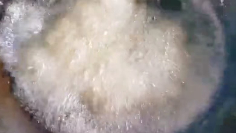 红烧鱼块,油温烧到七成热左右放入码好味道的鱼块,炸至两面金黄即可捞出控油!