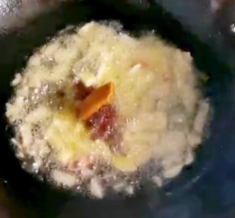 红烧鱼块,起锅烧油,放入姜蒜片,大葱段,干辣椒段、豆瓣酱,炒香!