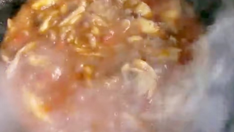 红烧鱼块,调味之后将料汁烧开,烧开之后倒入炸好的鱼块,将鱼块烧入味之后再次调味,放入适量的鸡精和味精搅拌均匀之后即可,不喜欢吃鸡精味精的可以不用放!