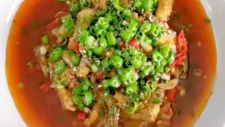 红烧鱼块,起锅烧油,根据鱼的多少放入适量食用油,倒入准备好的尖椒圈,<a style='color:red;display:inline-block;' href='/shicai/ 18694'>鲜花椒</a>,炒香之后淋在鱼块上面即可,一道鲜香味美的红烧鱼块就制作完成!
