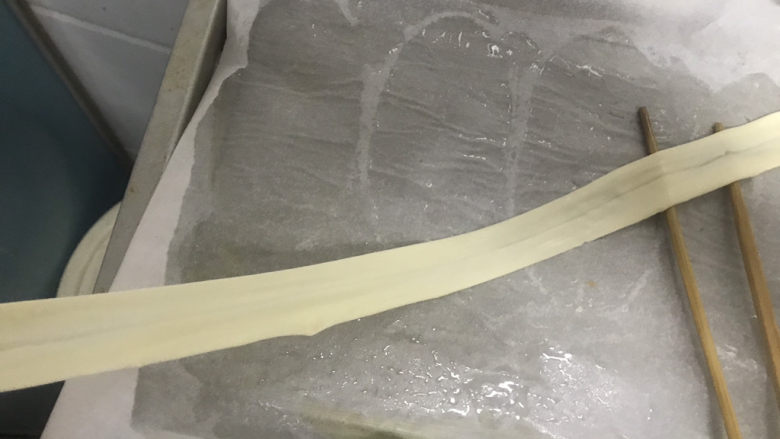 河南烩面,双手捏着面片两头经过一拉一扯一抖,面片变长变薄,扯到最后一根才拍照,先两手拉扯面条好再拍的