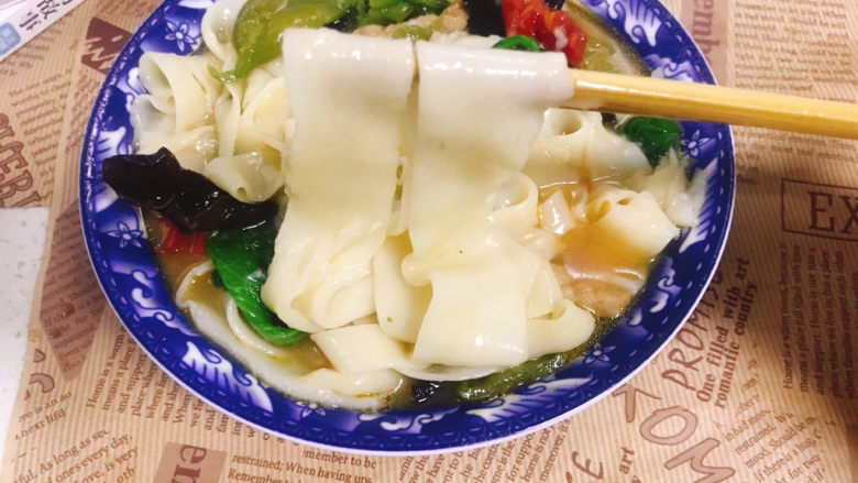 河南烩面,盛入碗中,开吃了,面条筋道爽滑,汤汁鲜美无比,肉丝鲜嫩可口,好吃到面汤都不剩!