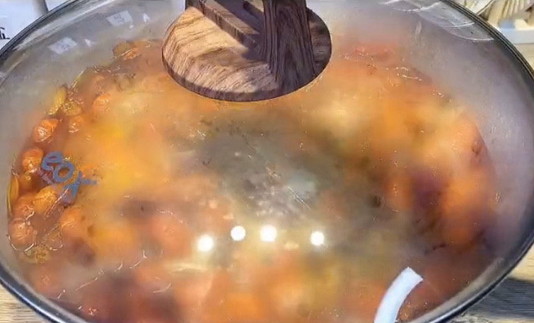 麻辣虾尾,调料加入后翻炒均匀,然后盖上盖,大火焖十几分钟,真的是非常香。