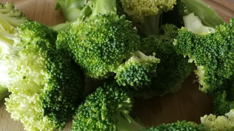 干锅西兰花,将西兰花清洗干净之后改刀成如图所示的形状,大小根据自己的喜好!