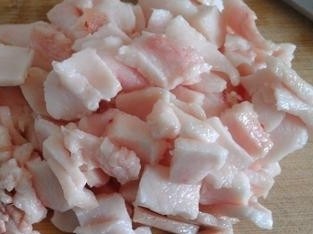 干锅西兰花,肥肉切片,如图所示,然后放入碗中备用!
