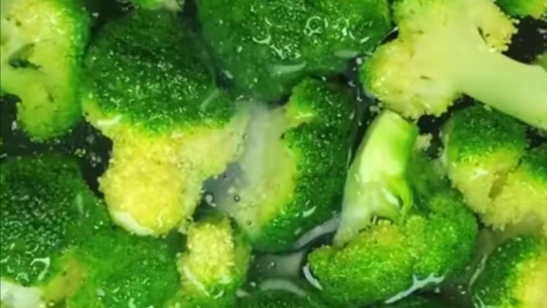 干锅西兰花,食材改刀准备好之后我们开始制作,首先起锅烧水,放入适量的盐和食用油,水开之后倒入西兰花焯水,断生之后即可捞出控水!