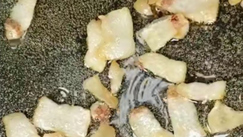 干锅西兰花,起锅烧油,锅内放入适量食用油,倒入肥肉片煸炒,将肉煸炒至如图所示!