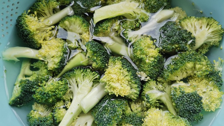 干锅西兰花,用温盐水浸泡15分钟,清洗干净沥水