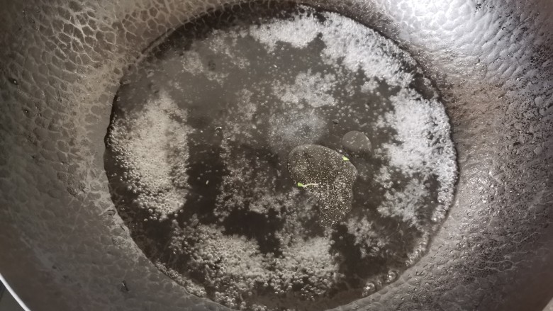 干锅西兰花,锅中水烧开,加入盐几滴油