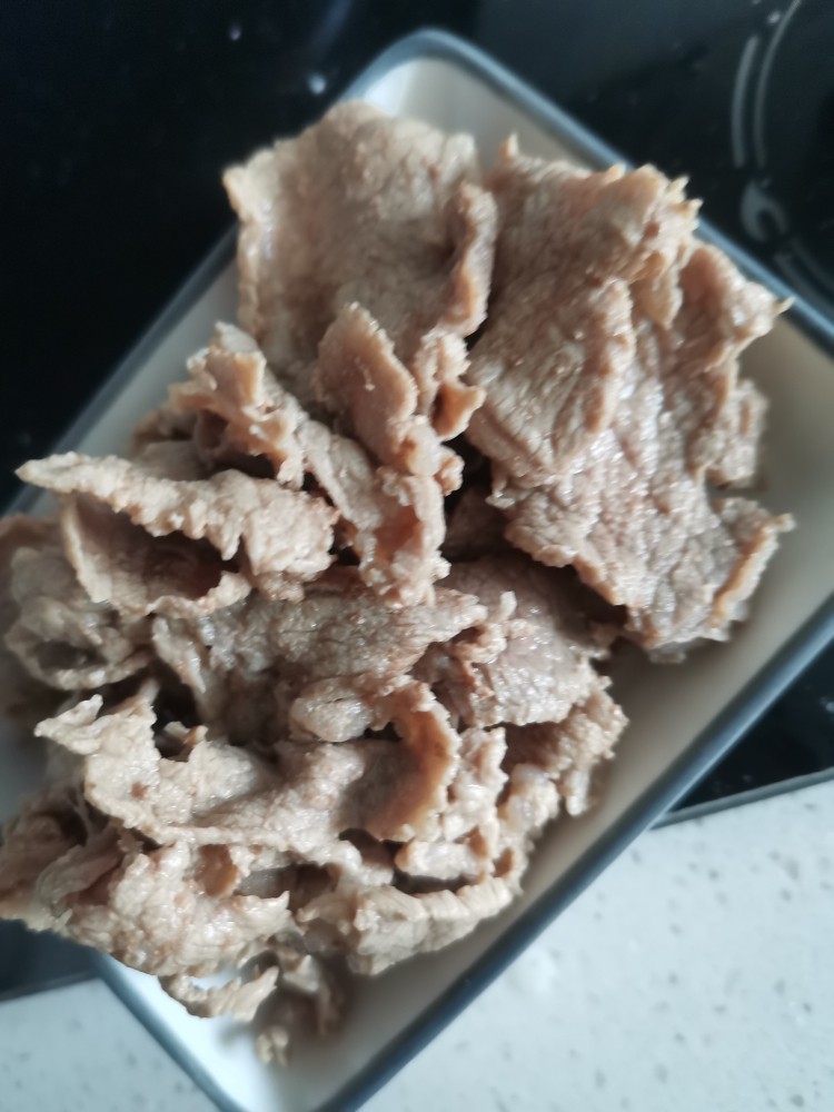 孜然牛肉炒土豆片,控干水分备用