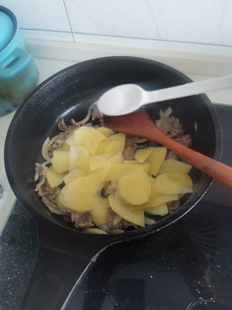 孜然牛肉炒土豆片,加盐