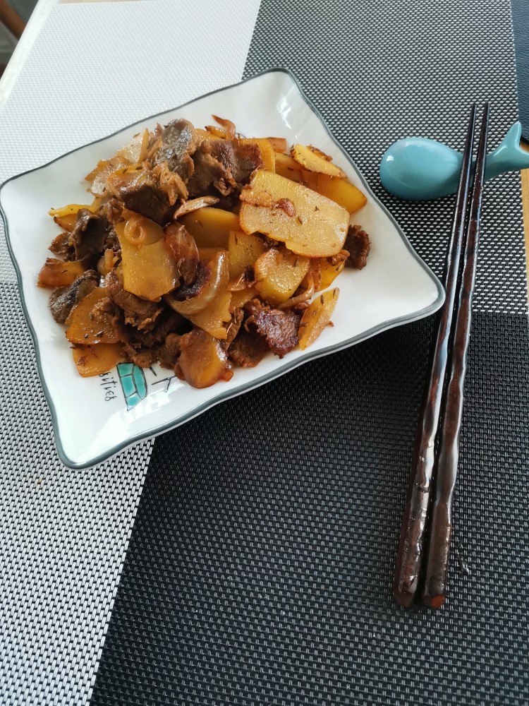 孜然牛肉炒土豆片,出锅装盘