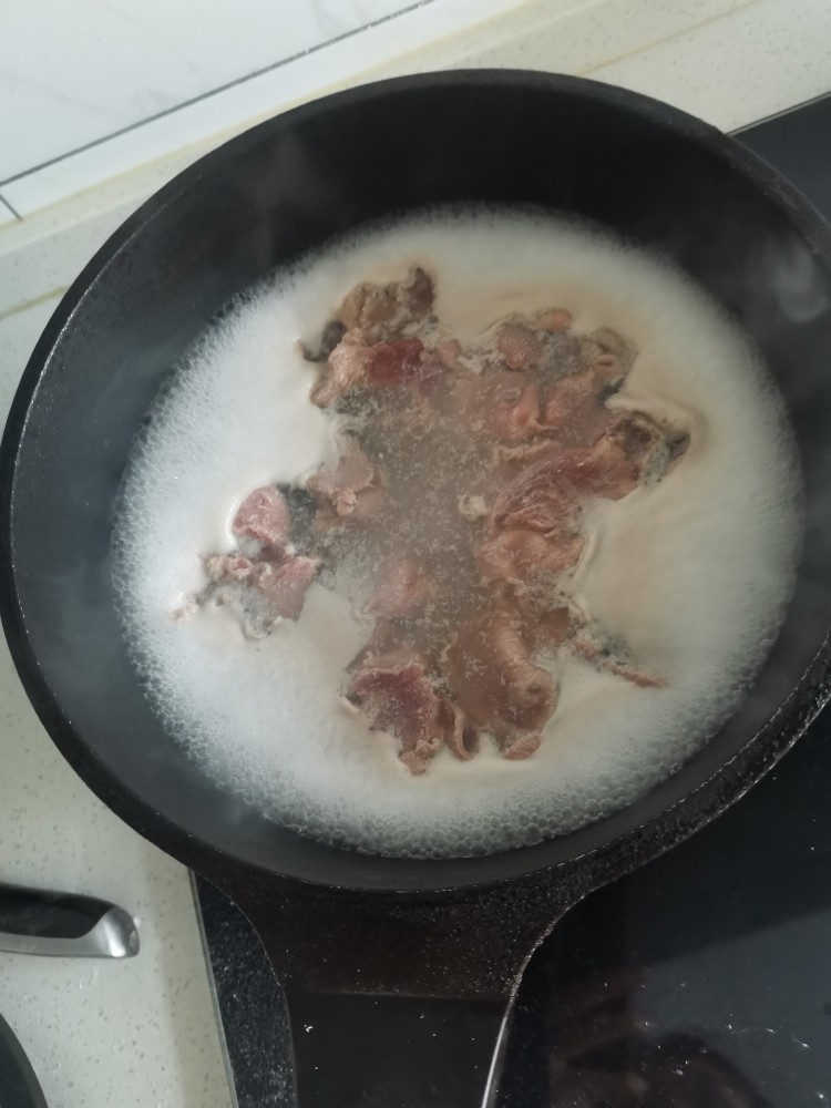 孜然牛肉炒土豆片,牛肉焯水