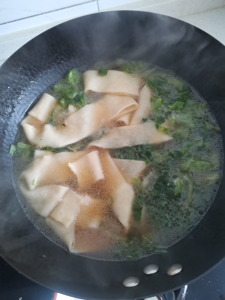 青菜手擀裤带面,关火加鲜鸡汁