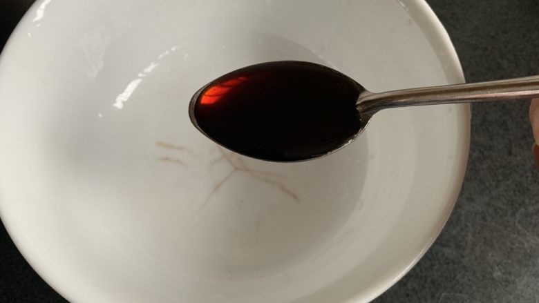 腌黄瓜,准备一个大碗,到三勺<a style='color:red;display:inline-block;' href='/shicai/ 788'>生抽</a>