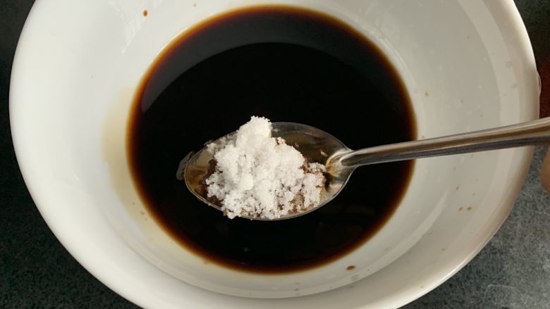腌黄瓜,两小勺<a style='color:red;display:inline-block;' href='/shicai/ 3729'>白糖</a>,搅拌均匀