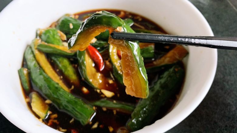 腌黄瓜,很开胃的一道小菜,清爽可口。