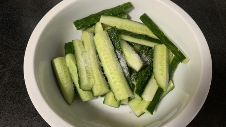腌黄瓜,放入大碗,撒盐,腌制一小时