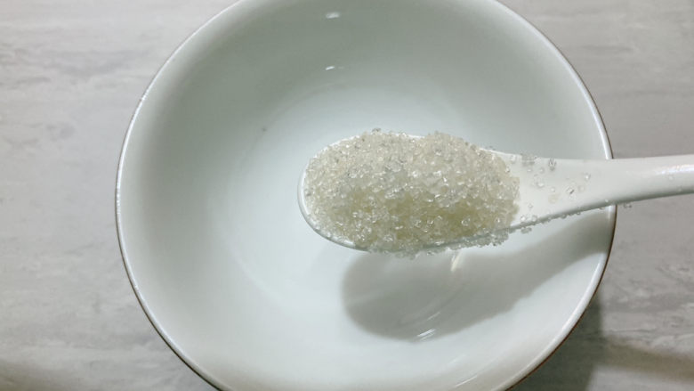 糖醋包菜,(调个酱汁备用,以免烹调时候手忙脚乱。)一勺<a style='color:red;display:inline-block;' href='/shicai/ 10588'>糖</a>。