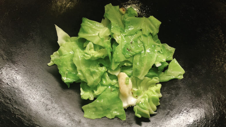 糖醋包菜,加适量清水,大火翻炒至菜叶变软。