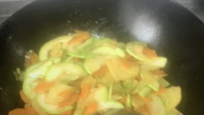 西葫芦炒土豆片,放盐