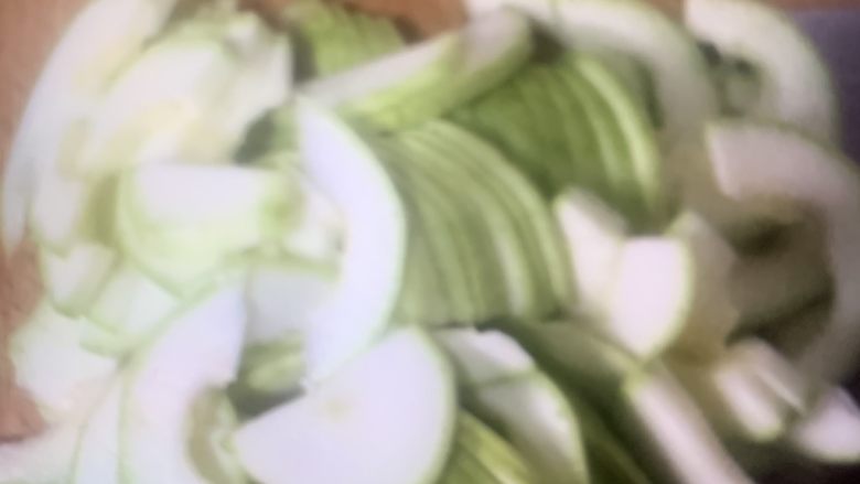 西葫芦炒土豆片,切