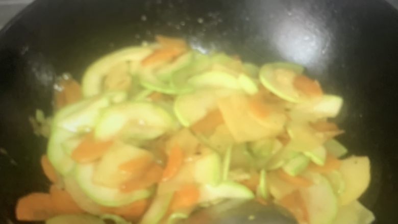 西葫芦炒土豆片,放鸡精