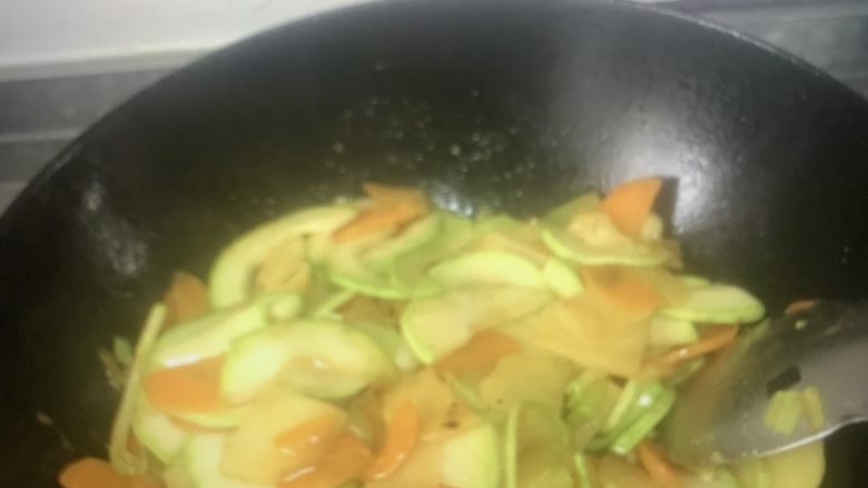 西葫芦炒土豆片,翻炒