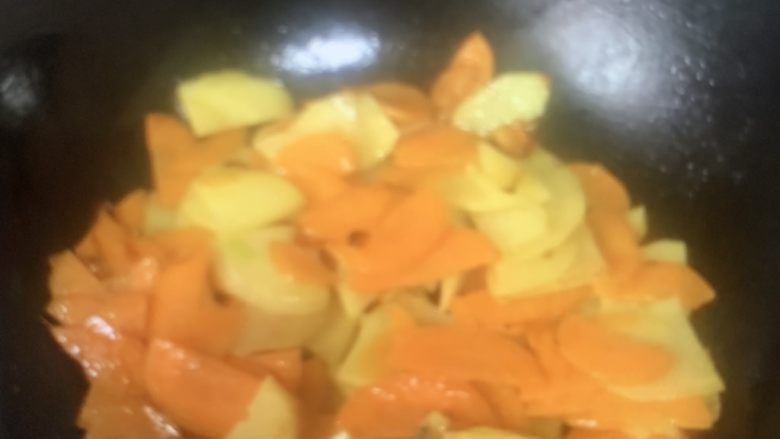 西葫芦炒土豆片,放胡萝卜