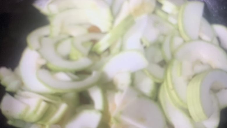 西葫芦炒土豆片,放油炒