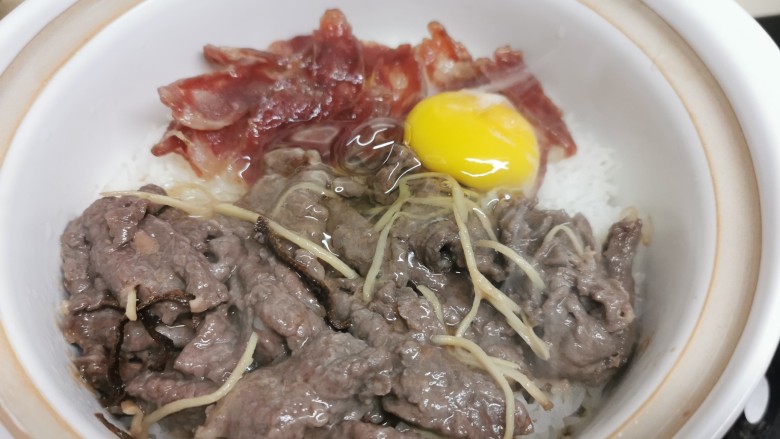 广式煲仔饭,时候到了,闻到饭焦香和肉香,开盖打只<a style='color:red;display:inline-block;' href='/shicai/ 9'>鸡蛋</a>在表面,马上盖上煲盖,关火!!!继续焖焗10分钟左右。