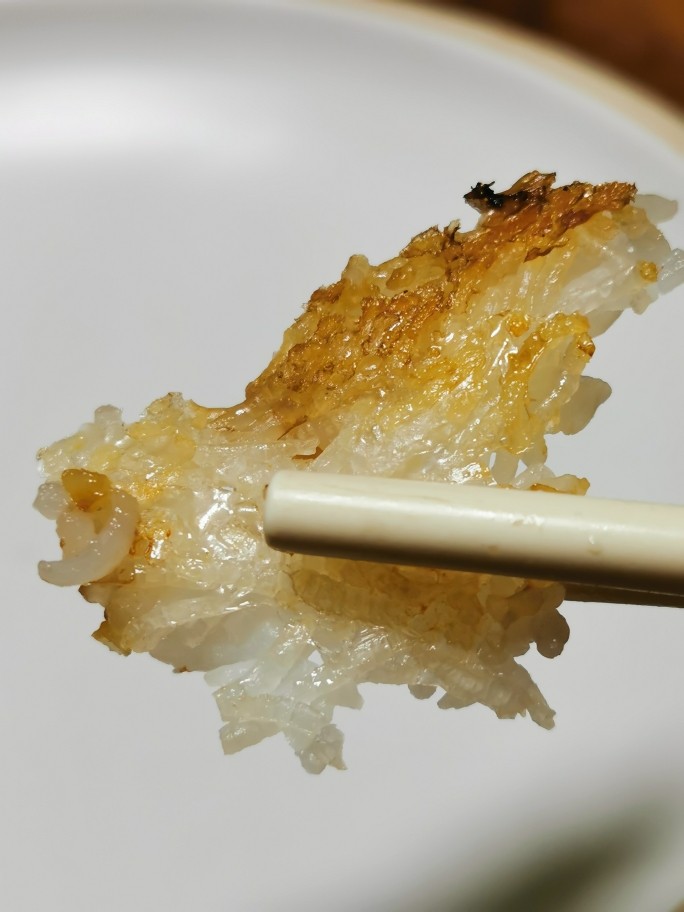 广式煲仔饭,煲仔饭做的是否出色,看煲底的饭焦就知道,金黄色,不沾煲底为最佳。