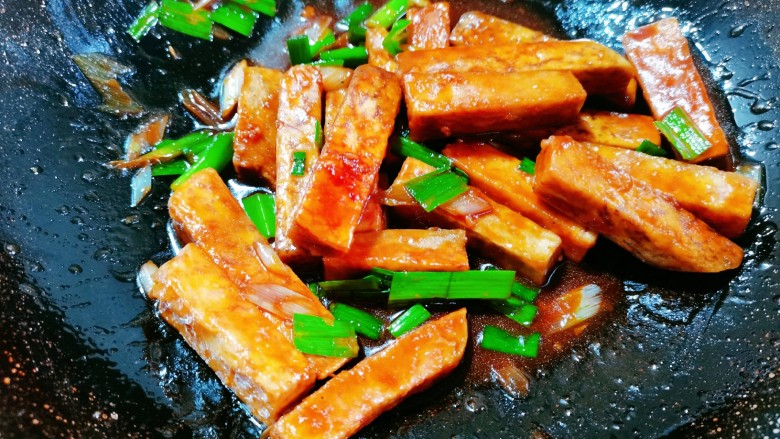 红烧芋头,撒上<a style='color:red;display:inline-block;' href='/shicai/ 756'>鸡精</a>,再把它翻拌均匀,收汁,即可出锅