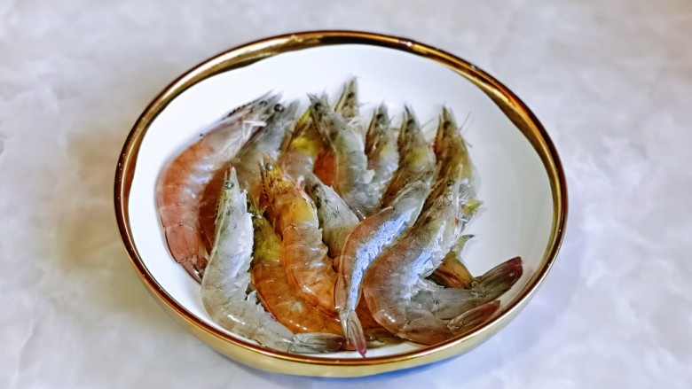 红烧虾,依次做好装盘,加入<a style='color:red;display:inline-block;' href='/shicai/ 718'>料酒</a>抓拌腌制10分钟。