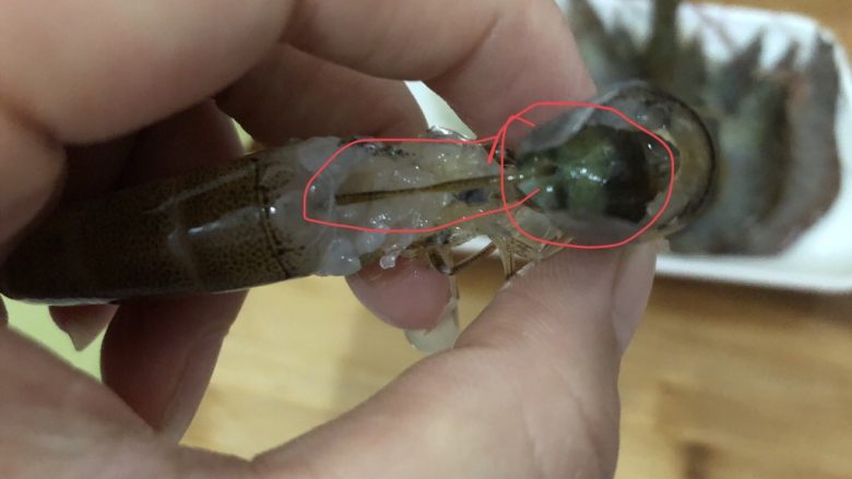 麻辣虾尾,把虾头拔掉,拔的时候虾头的屎连带着虾线轻轻拉出