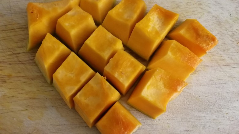 红薯南瓜粥,南瓜去皮,切块。