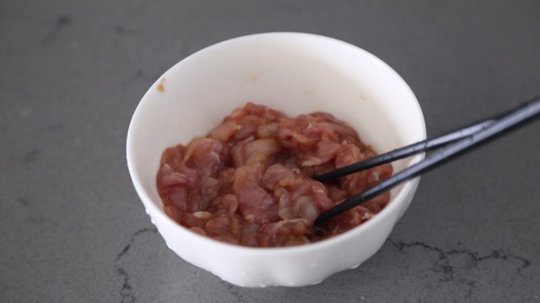 毛豆炒肉丝,拌匀后腌制一会