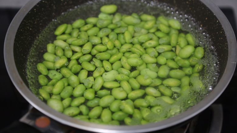 毛豆炒肉丝,锅里烧热水,放入毛豆煮2分钟