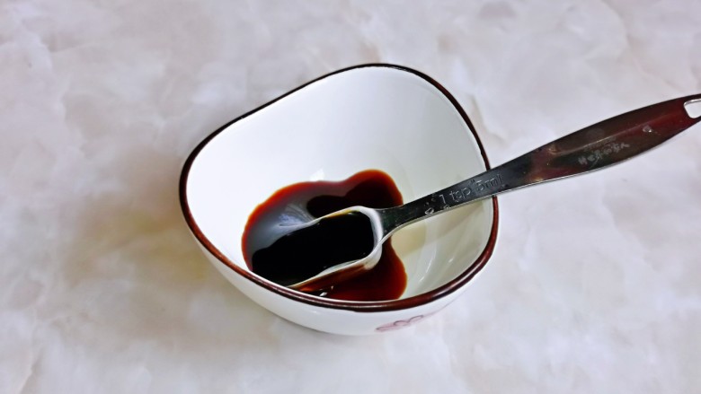 蒜蓉生菜,取一小碗,加入2勺<a style='color:red;display:inline-block;' href='/shicai/ 721'>蚝油</a>。