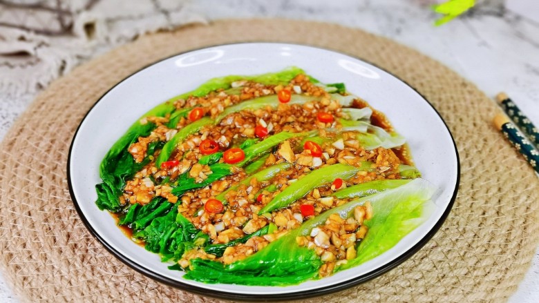 蒜蓉生菜,撒上切好的<a style='color:red;display:inline-block;' href='/shicai/ 86663'>红辣椒</a>,简单快手家常菜。